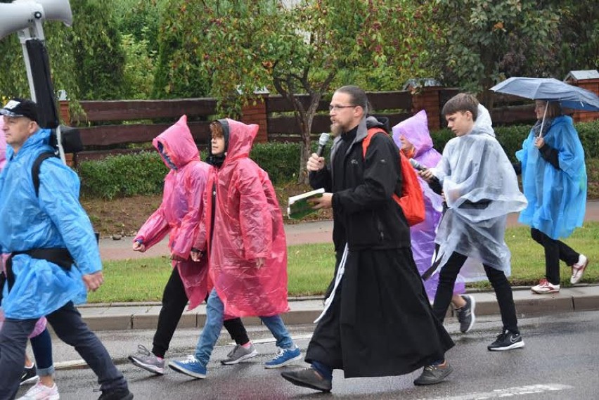 Pielgrzymka do Żylin 2020. Pątnicy z biskupem Adrianem Galbasem na czele szli w deszczu [Zdjęcia]