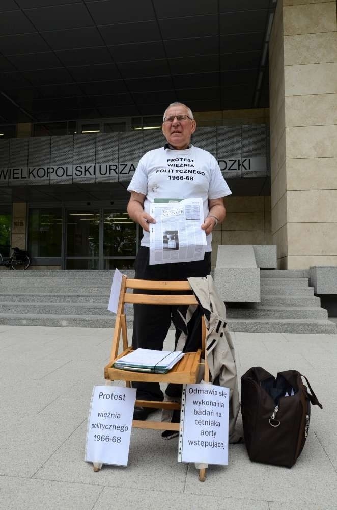 Poznań: Jednoosobowy protest przed Urzędem Wojewódzkim