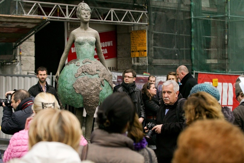 Wrocław: Rafał Dutkiewicz odsłonił dwumetrową rzeźbę z brązu (ZDJĘCIA)