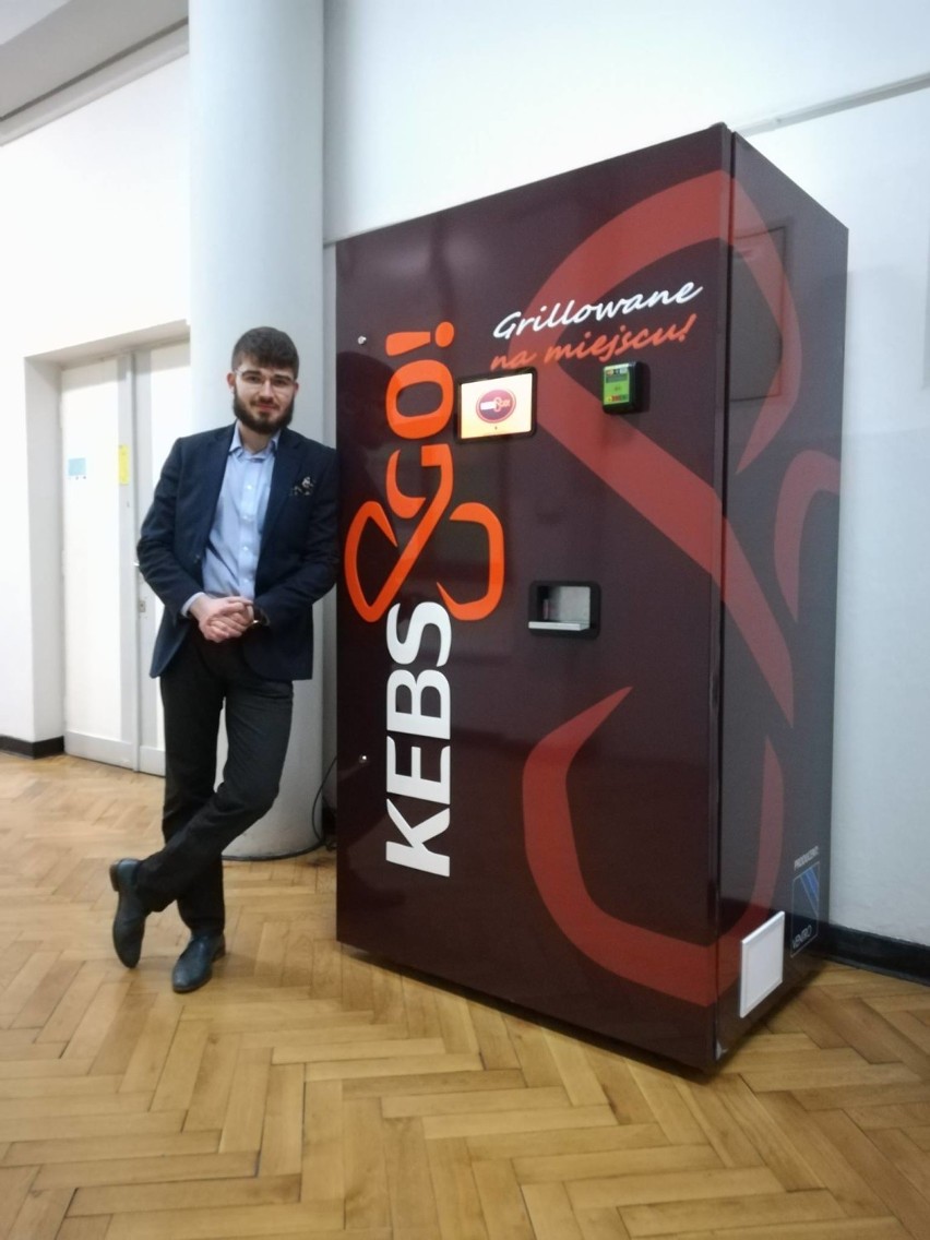 Na Politechnice Warszawskiej stanął automat z kebabem. Studenci są zachwyceni!