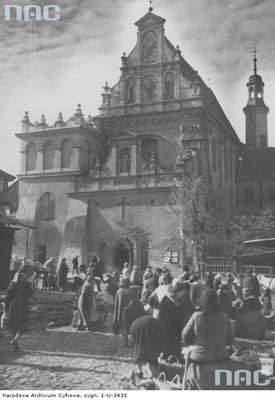 Targ przed wejściem głównym do kościoła, 1939 r.