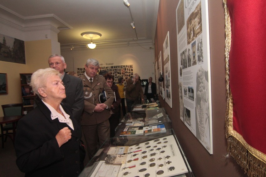 Zwiedzający z zainteresowaniem oglądali historyczne pamiątki