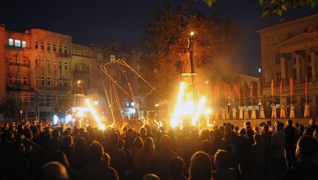 Malta Festiwal w 2010 roku - spektakl uliczny na placu Wolności w Poznaniu