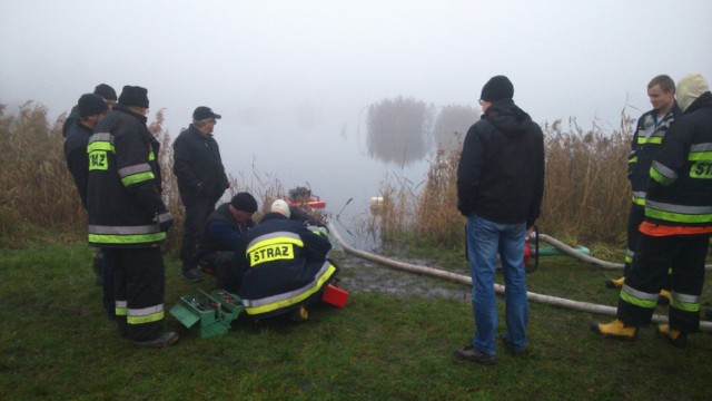 Tymi wężami strażackimi ze stawu w Tryszczynie do Brdy wypompowano w środę od godziny 6 do 21 około 300 tysięcy litrów wody. Tylko dlatego, że zapomniano wykonać odpływ wody...