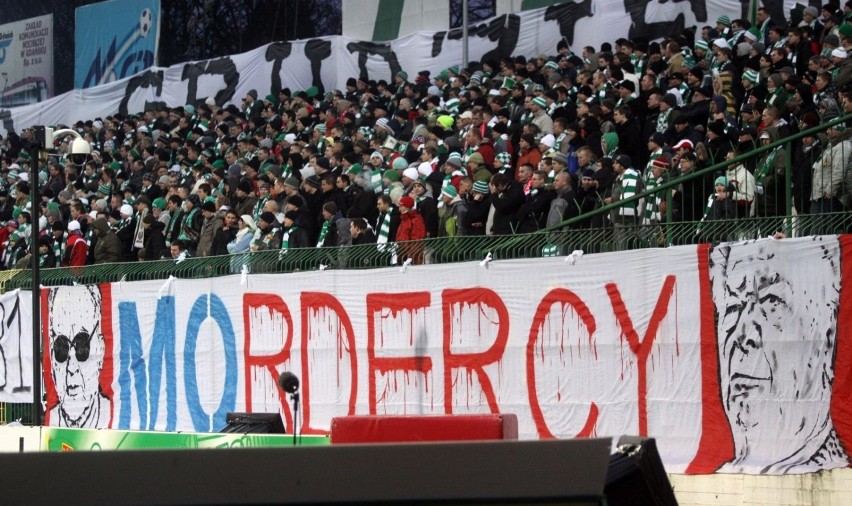 Patriotyczne oprawy kibiców na stadionach. Fanom Lechii Gdańsk nie brakowało pomysłów. Te sektorówki upamiętniały wydarzenia!