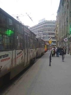 Wrocław: Tramwaje i autobusy stoją w wielkim korku na Podwalu