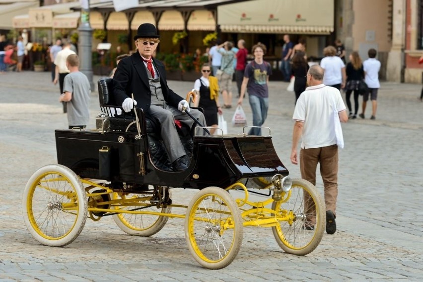 Parada zabytkowych aut we wrocławskim Rynku (ZOBACZ ZDJĘCIA)