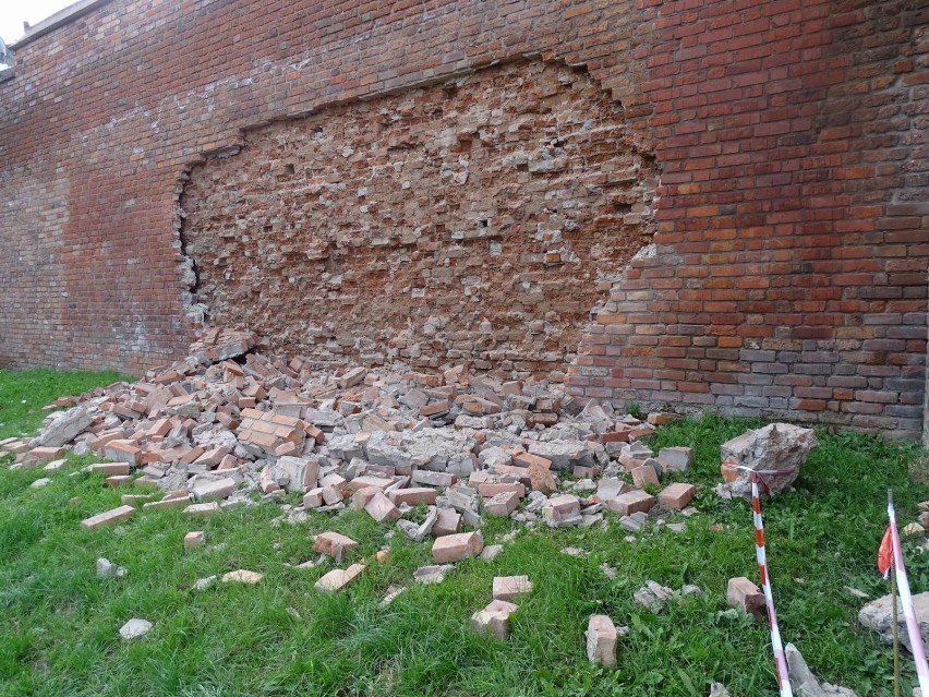 Fragment murów obronnych w Chełmnie zawalił się. Naprawa...