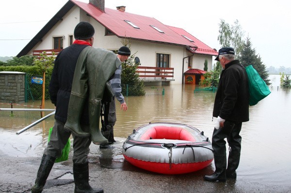 Woda powoli opada, ale powodziowa akcja ratunkowa trwa