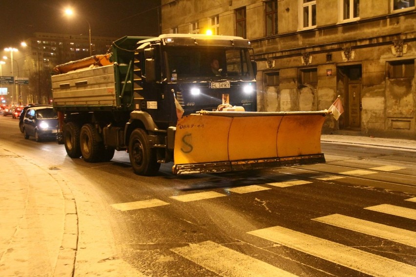 Łódź: ślisko na drogach. W miasto ruszyły pługosolarki 