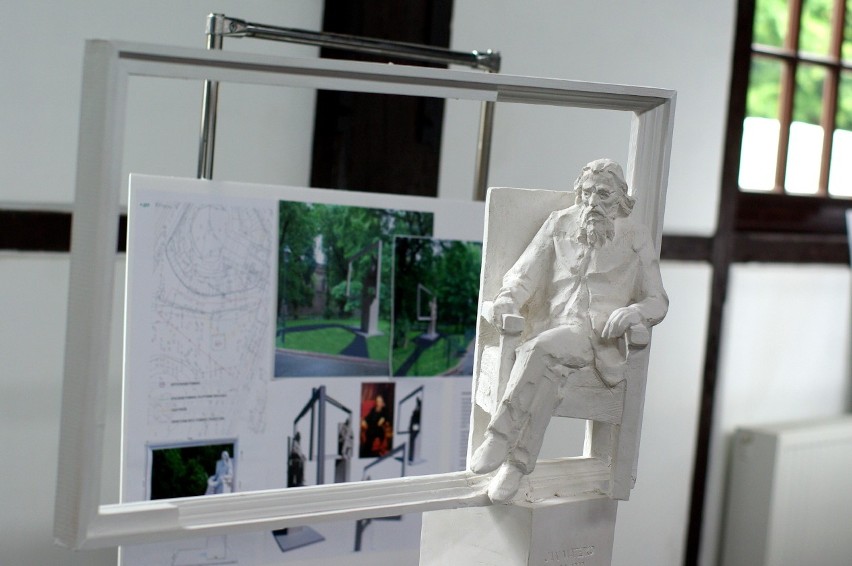 Jan Tutaj umieścił rzeźbę w ramie obrazu