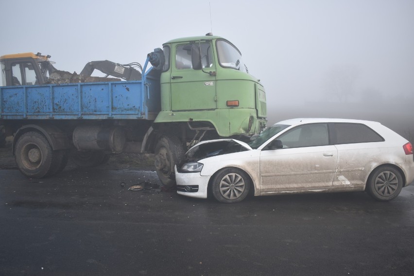 Wypadek w gminie Gołuchów. W miejscowości Karsy doszło do zderzenia dwóch pojazdów. Jedna osoba trafiła do szpitala
