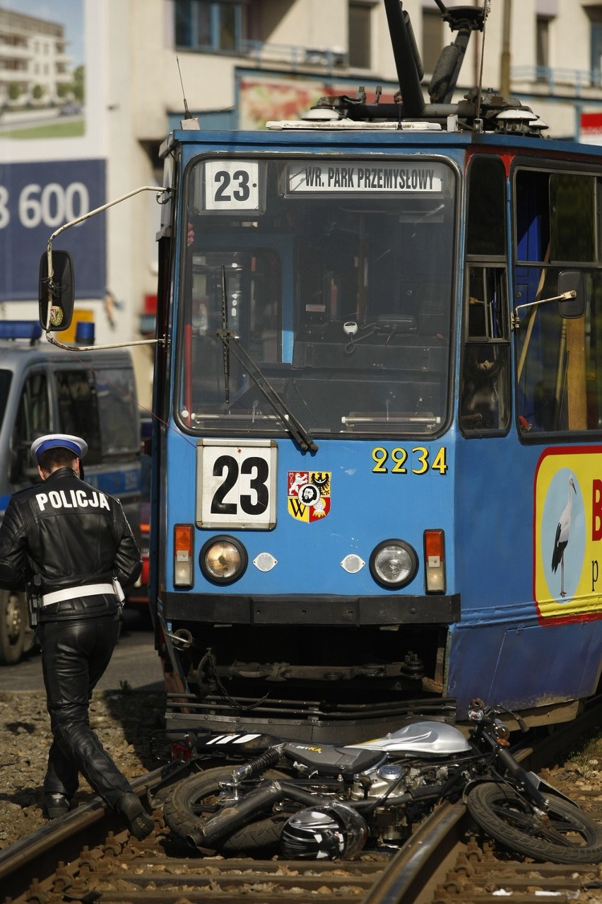 Wrocław: Tramwaj potrącił motocyklistę (ZDJĘCIA)