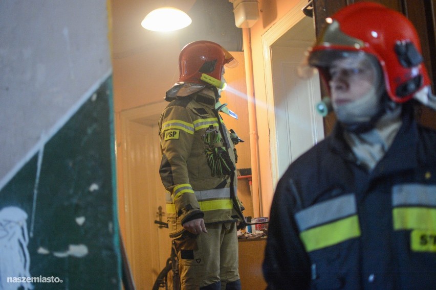 Dym wydobywał się z piwnicy przy ul. Kościuszki w Grudziądzu [zdjęcia, wideo]