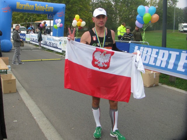 Bartosz Mazerski znakomicie spisuje się na trasach biegowych za granicą i w kraju (tu na mecie maratonu w Val de Reuil)