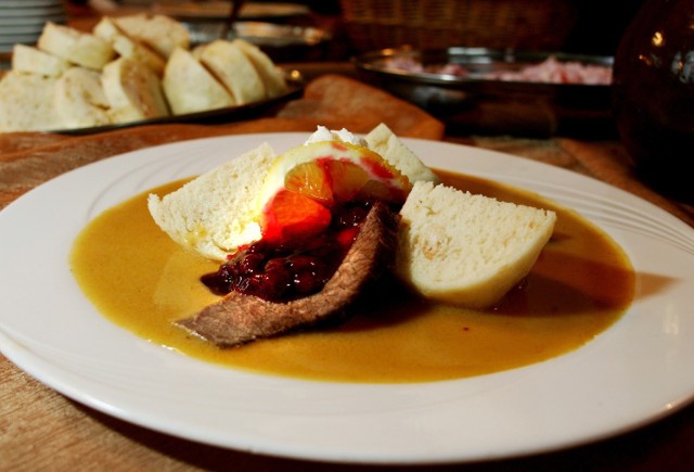 Czesi znoszą obowiązek okazywania certyfikatów covidowych w restauracjach. Maski jeszcze zostają, ale przynajmniej można spróbować knedlików bez testów i szczepień.