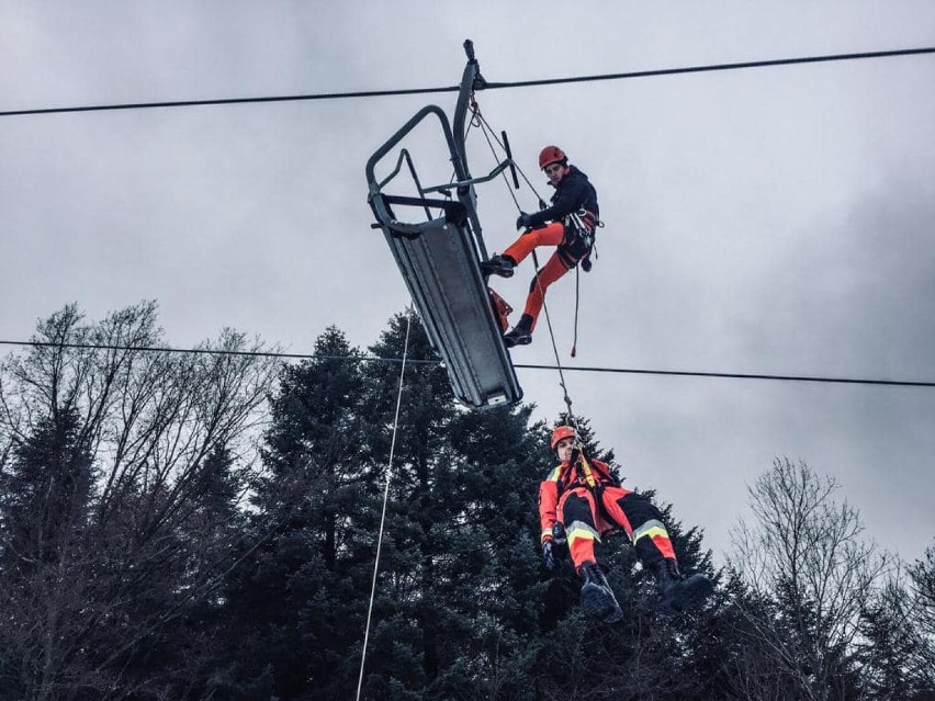 Strażacy ćwiczyli na kolejce krzesełkowej stacji...