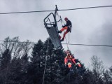 Ewakuacja z kolejki krzesełkowej na stacji Limanowa-Ski. Sądeccy i limanowscy strażacy ćwiczyli różne scenariusze 