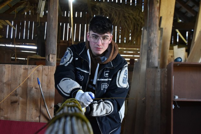 Mateusz Leszczyński z Lipnicy Dolnej przygotowuje palmę wielkanocną na 64. konkurs