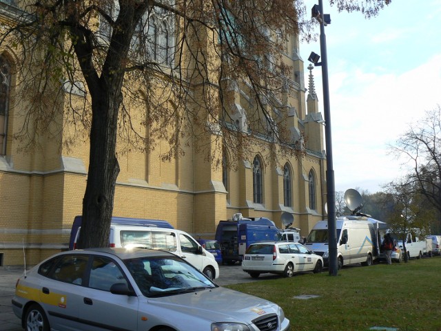 Przed południem wokół łódzkiej katedry więcej niż policji i ochrony było dziennikarzy i wozów transmisyjnych.