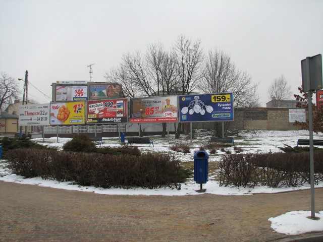 Kłobuck - rondo  na skrzyżowaniu ulic Częstochowskiej, 3 Maja, Wieluńskiej i Staszica. Jest tu mnóstwo reklam, szyldów i  billboardów. Niektóre budynki przypominają przystrojone choinki na święta Bożego Narodzenia.