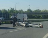 W Krakowie ładunek spadł z ciężarówki i zablokował drogę S7