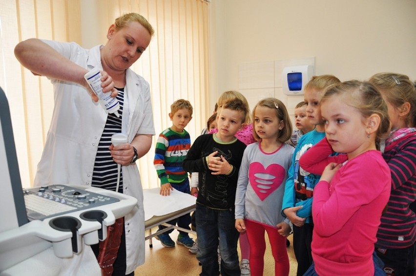 Zdjęcie ilustrujące dzieci z Przedszkola im. Małego Księcia w Sycowie podczas wizyty w przychodni Mediccare