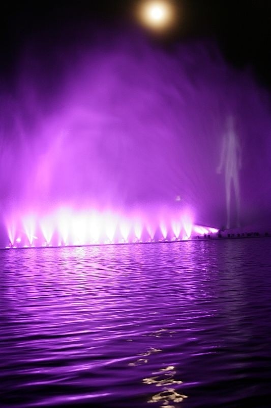 Wrocław: Ostatni w tym roku pokaz fontanny przy Hali Ludowej (ZDJĘCIA)