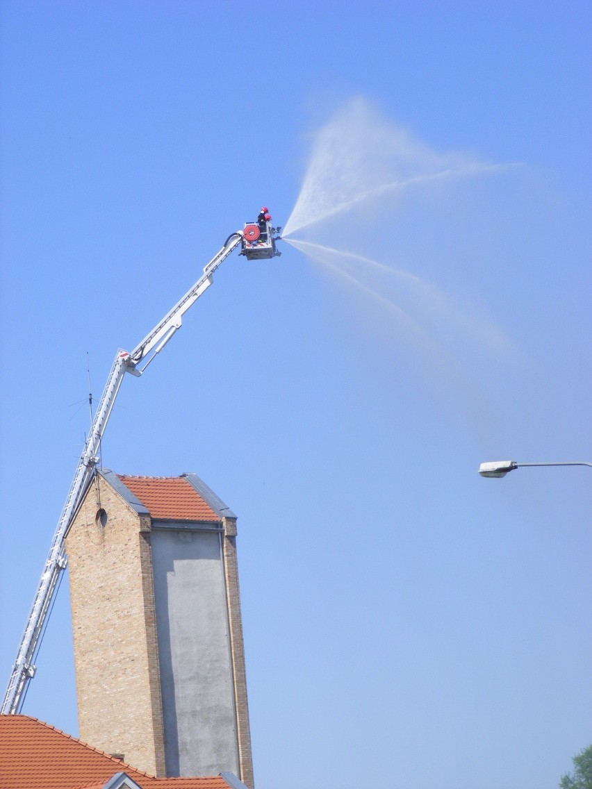 Poznańscy strażacy sprawdzali stan pompy o dużej wydajności...