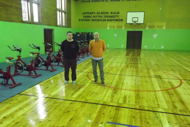 Jakub Racki pracownik OSIR w Golubiu–Dobrzyniu z lewej i Piotr Floerke na odnowionej podłodze w starej dużej hali.