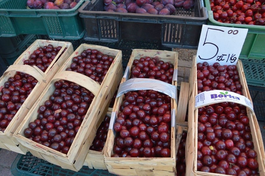 Piątkowy targ w Stalowej Woli, królują czereśnie, wiśnie oraz morele, zobacz ceny owoców i warzyw. Zobacz zdjęcia