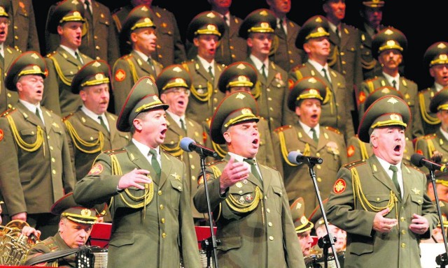 Chór łączy muzykę wojskową z tradycyjną rosyjską melodią