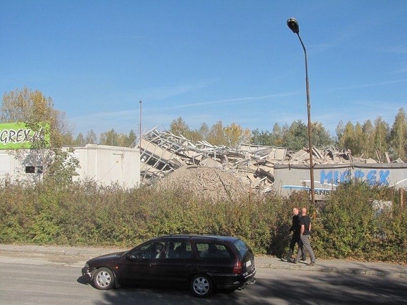 Jelcz-Laskowice: Wieżowiec legł w gruzach (ZOBACZ FILMY I ZDJĘCIA)