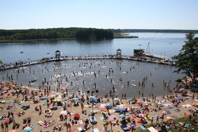 Na plaży nad Jeziorem Sławskim są już nowe inwestycje, teraz mieszkańcy chcą zejść na ląd