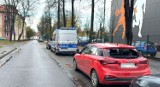 19-latek na hulajnodze elektrycznej w Oświęcimiu najechał na samochód nauki jazdy. Zabrany został przez pogotowie ratunkowe do szpitala