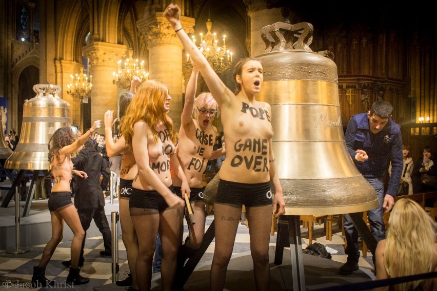 Femen &quot;świętowały&quot; abdykację Benedykta XVI: Rozebrały się w katedrze Notre-Dame w Paryżu [ZDJĘCIA]