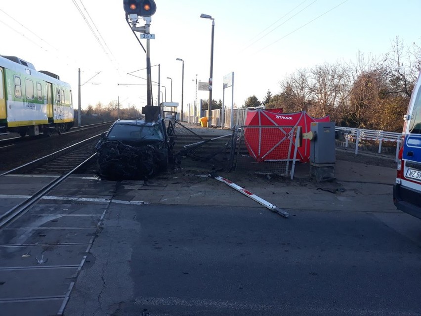 Wypadek w Bożej Woli. Pociąg zderzył się z samochodem....