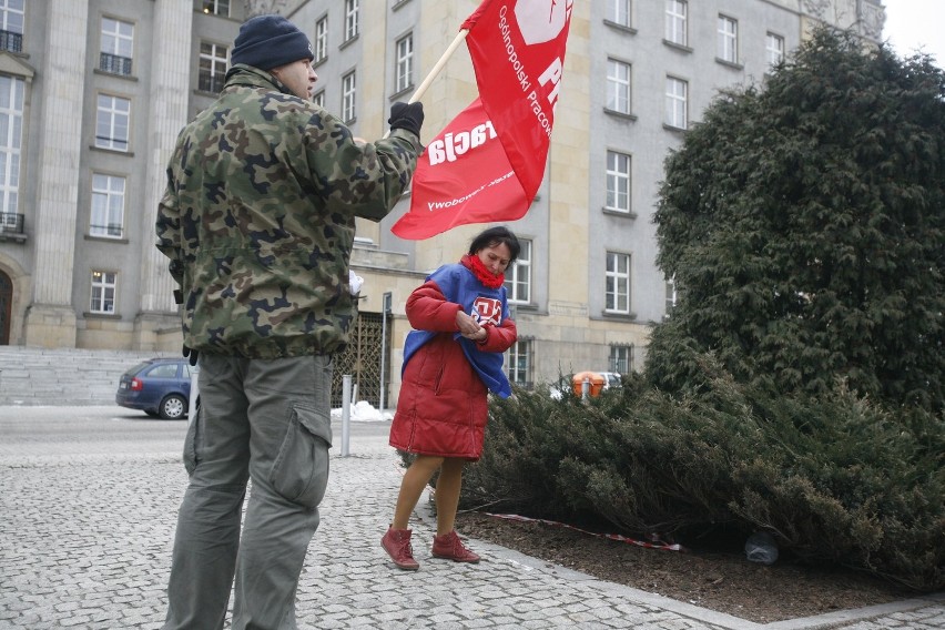 Strajk generalny: Pikieta przed Urzędem Wojewódzkim w Katowicach [ZDJĘCIA, WIDEO]