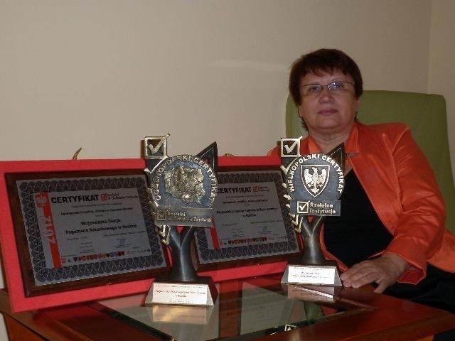 Dyrektor Wojewódzkiej Stacji Pogotowia Ratunkowego w Koninie, Barbara Szeflińska ze statuetkami