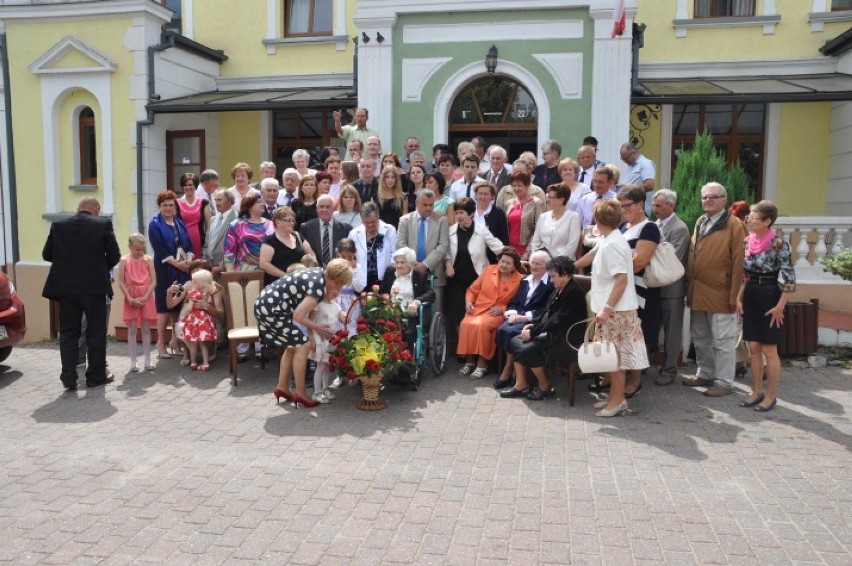 100 lat Janiny Staszewskiej ze Skulska świętowali bliscy;...