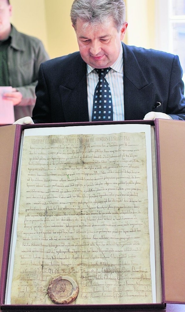 Kustosz  Archiwum Państwowego w Poznaniu Henryk Krystek zaprezentował wczoraj oryginał najstarszego dokumentu, znajdującego się w jego zbiorach -  pochodzącego z roku 1153 Zbiluta