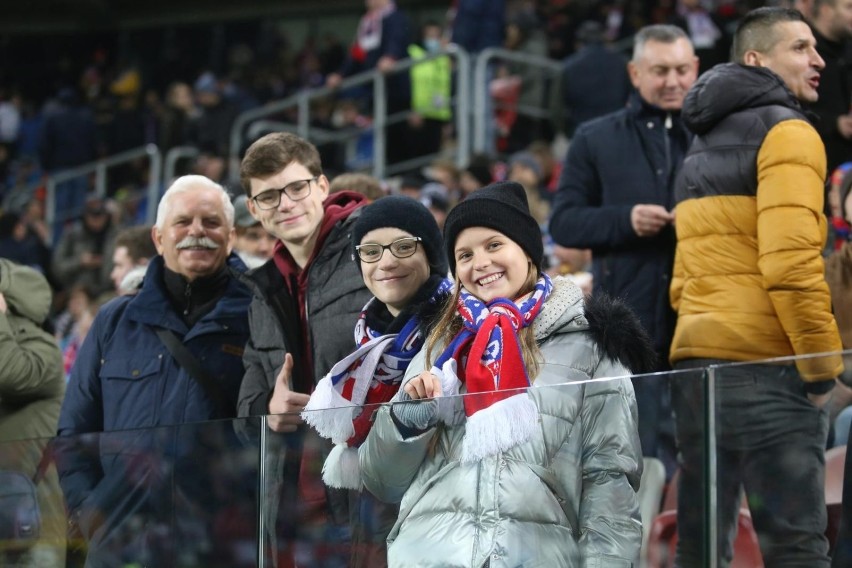 Zobacz kolejne zdjęcia. Przesuwaj zdjęcia w prawo - naciśnij...