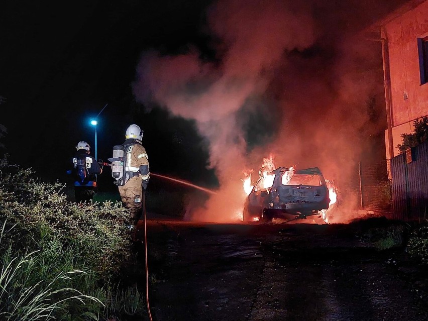 Nocny pożar w Czernichowie. Na ulicy Troczka doszczętnie spłonął samochód osobowy.