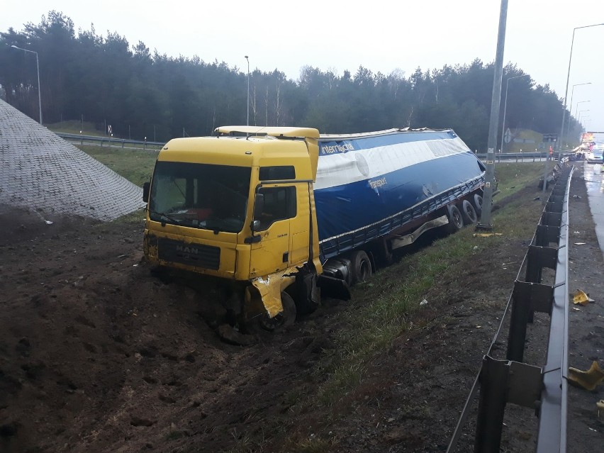 Wypadek samochodu ciężarowego na S8 koło Tomaszowa Maz. [ZDJĘCIA]