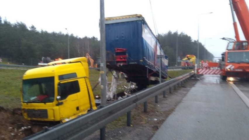 Wypadek samochodu ciężarowego na S8 koło Tomaszowa Maz. [ZDJĘCIA]
