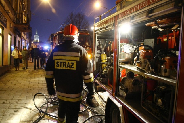 7 wozów strażackich gasiło pożar, który wybuchł w nocy z soboty na niedzielę w domu w Białej Podlaskiej.