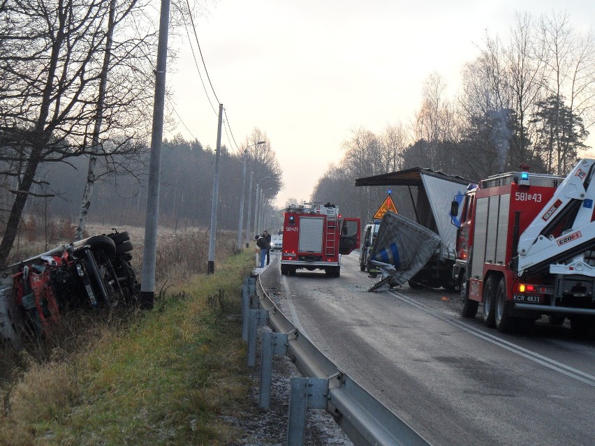 Wypadek w Rybniku. Zderzyły się dwie ciężarówki [ZDJĘCIA]