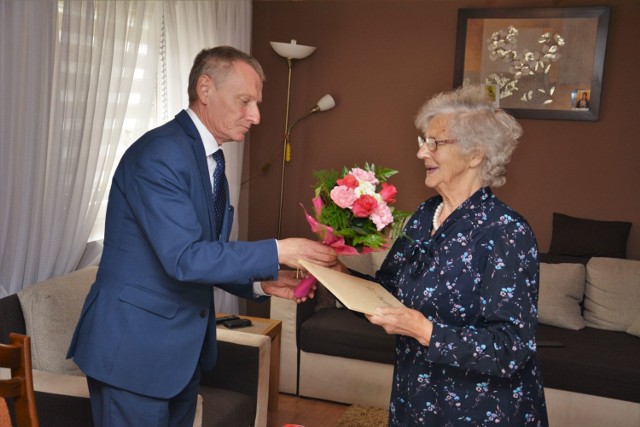 Nowy Dwór Gdański. Pani Marianna Marecka świętowała 93 urodziny. W tym wyjątkowym dniu jubilatkę odwiedził Jacek Michalski, burmistrz Nowego Dworu Gdańskiego.