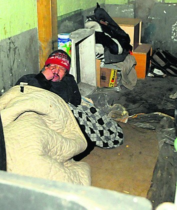 Ul. 3 Maja: Bezdomny nocuje w śmietniku