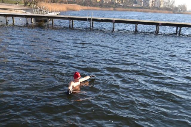 Tadeusz Pajewski podczas kąpieli w jeziorze Zajezierskim, krótko po południu 1 stycznia